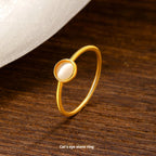 Retro ring with feminine style with opal and geometric design