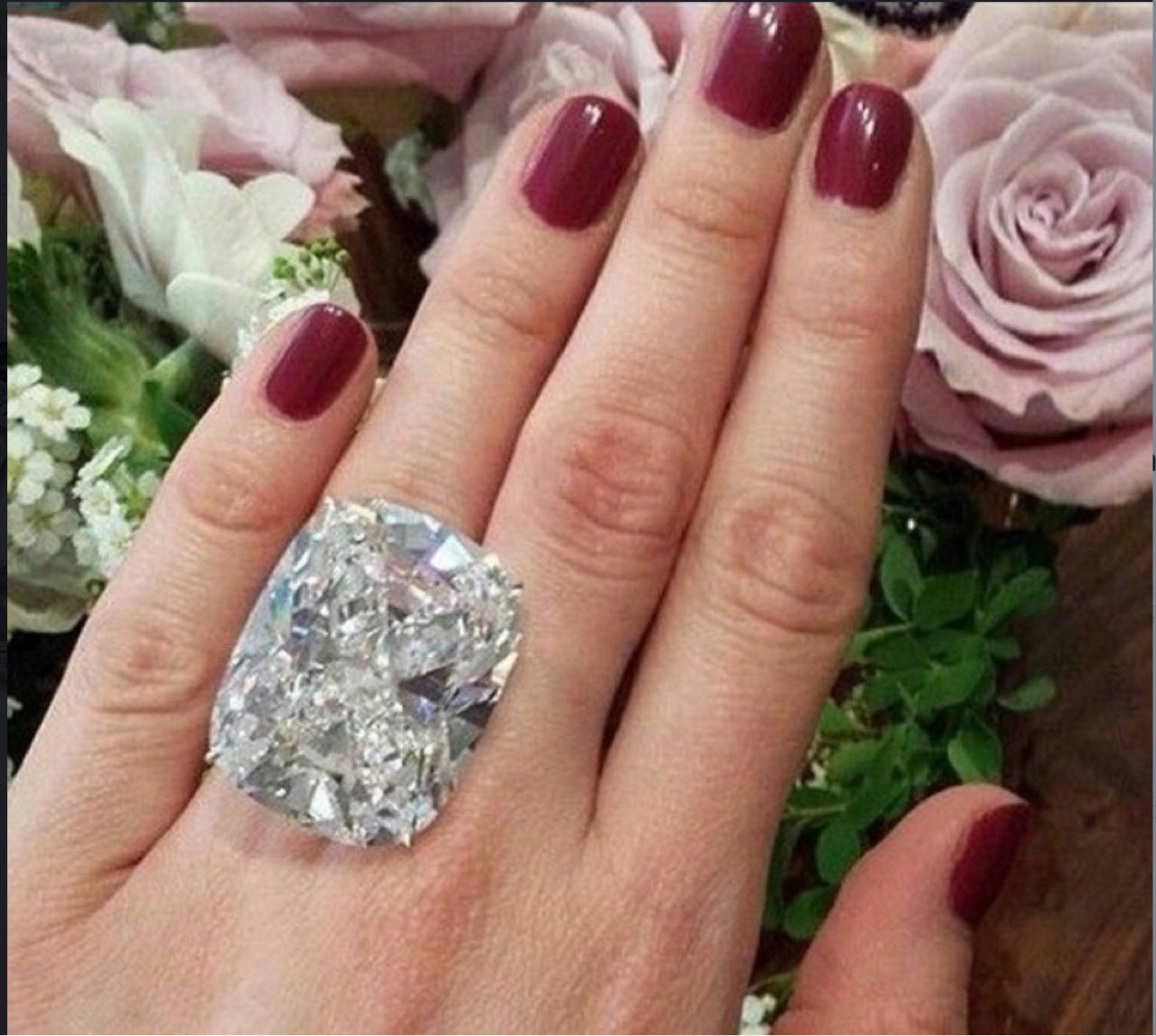 Simple ring in white gold plated alloy, delicately set with a white square diamond