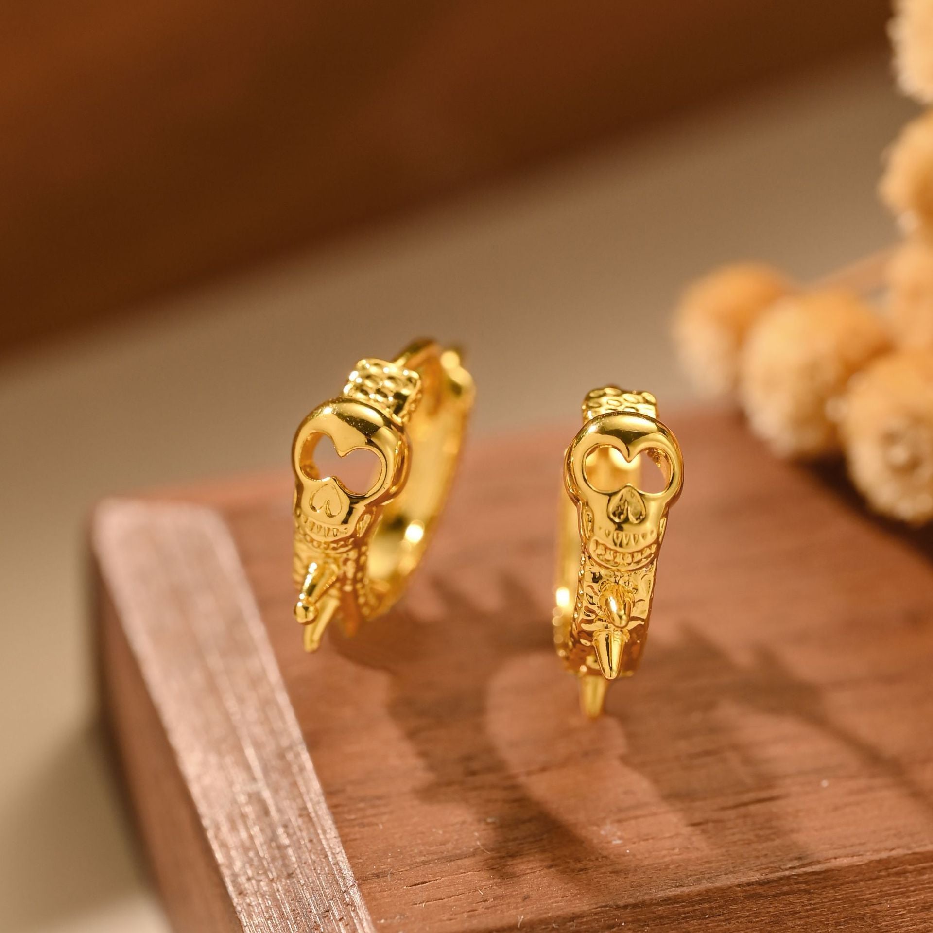 Personalized earrings with an advanced design inspired by retro style