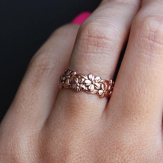 Elegant women's ring in rose gold set with zircon