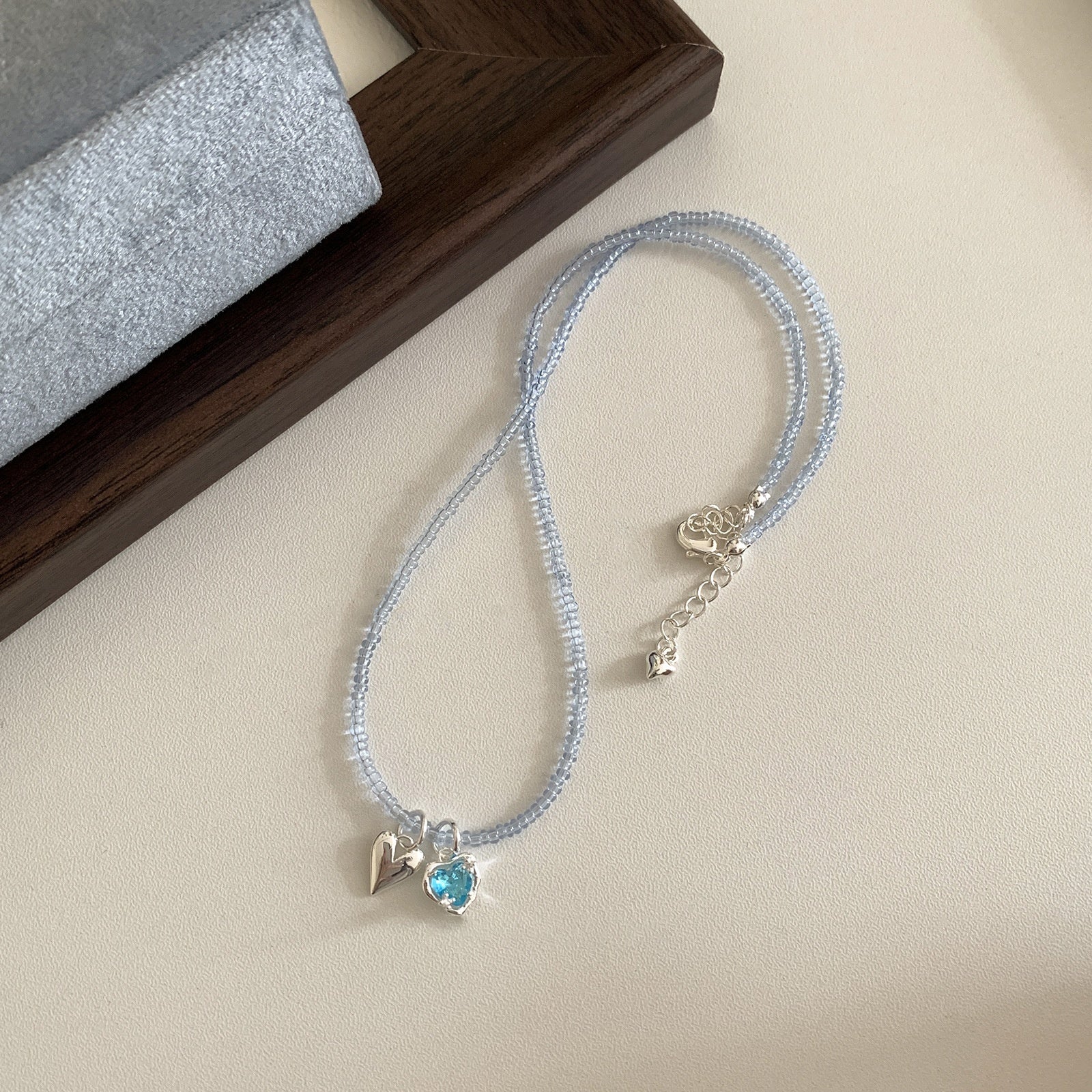 This women's necklace features a vibrant and delicate design, combining colorful yellow or blue beads with a hollow flower pendant.