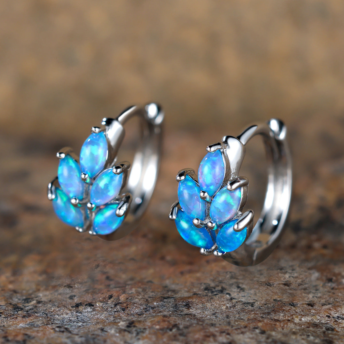 Simple leaf-shaped ear clip for women, versatile and retro personality