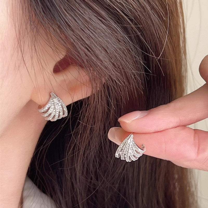 Feminine earrings with a versatile line design