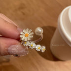 Women's ring, delicately opening, combines charm and softness with its small daisy motif adorned with refined pearls