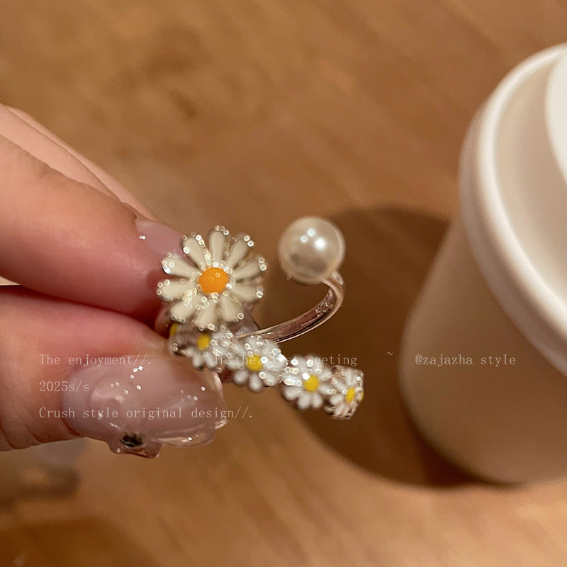 Women's ring, delicately opening, combines charm and softness with its small daisy motif adorned with refined pearls