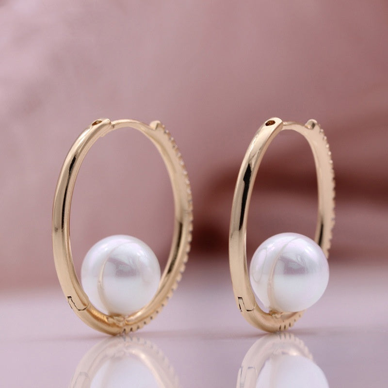 Trendy earrings in champagne gold-plated copper, delicately set with zirconia and adorned with elegant pearls