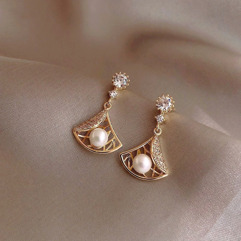 Openwork fan-shaped earrings with sterling silver needle