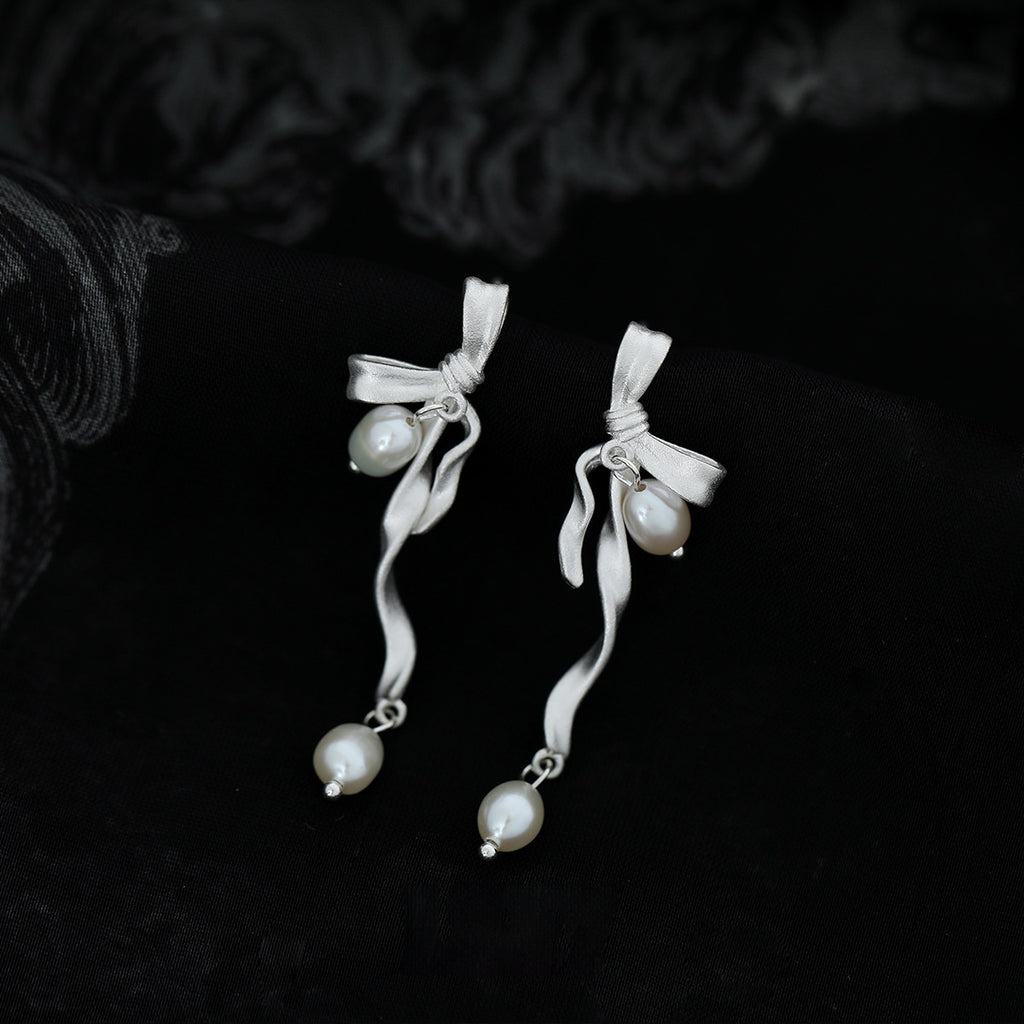 Boucles d’oreilles clous en forme de nœud, ornées de perles délicates - NovaShop NovaShop Silver / 925 Silver Bigbuy