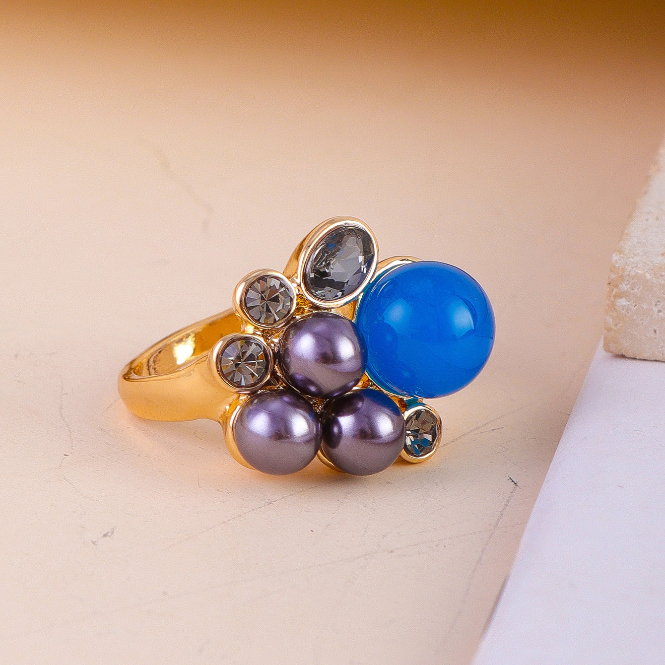 Simple and sensual floral pattern ring for women