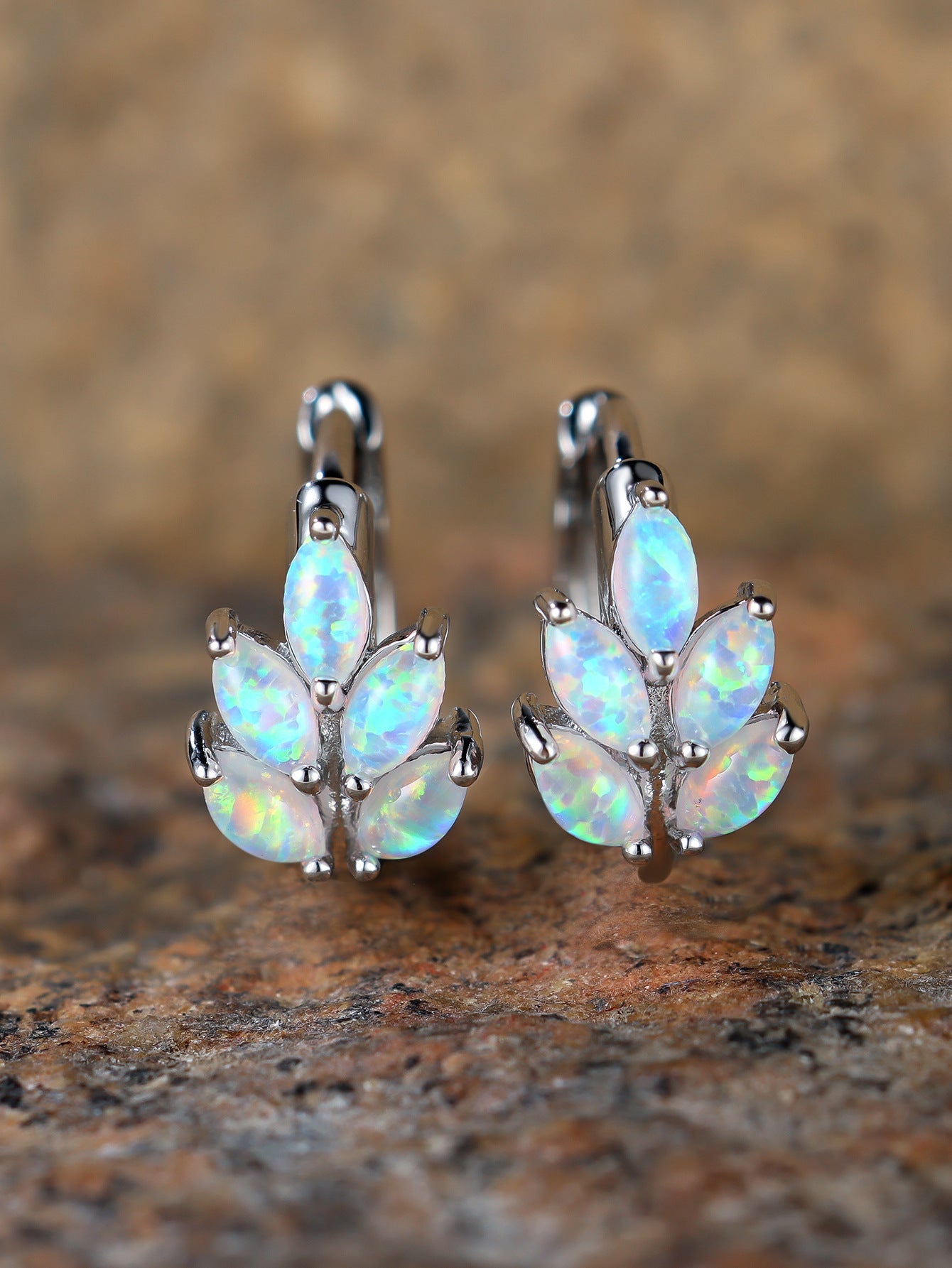 Simple leaf-shaped ear clip for women, versatile and retro personality