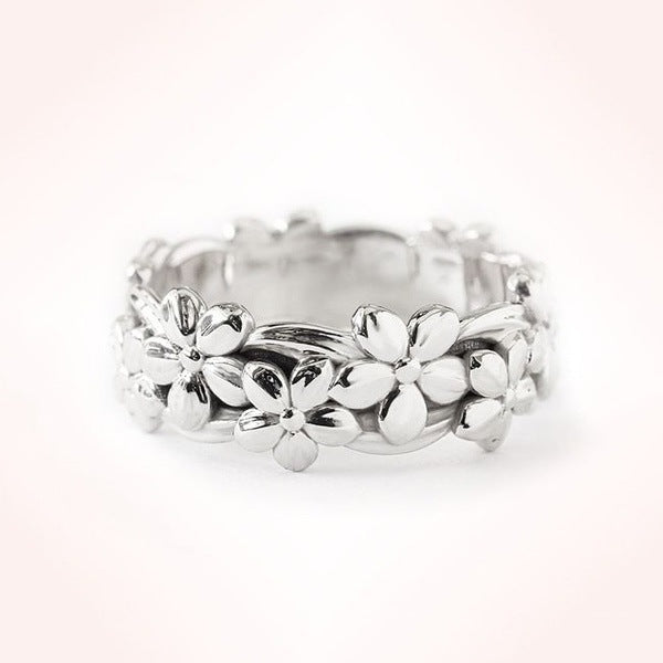 Elegant women's ring in rose gold set with zircon
