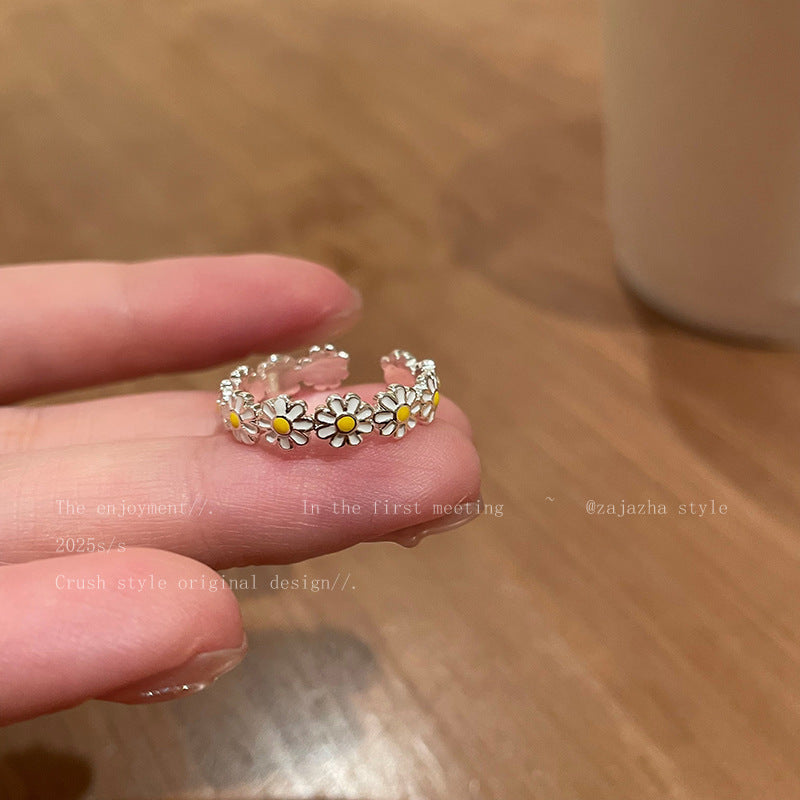 Women's ring, delicately opening, combines charm and softness with its small daisy motif adorned with refined pearls