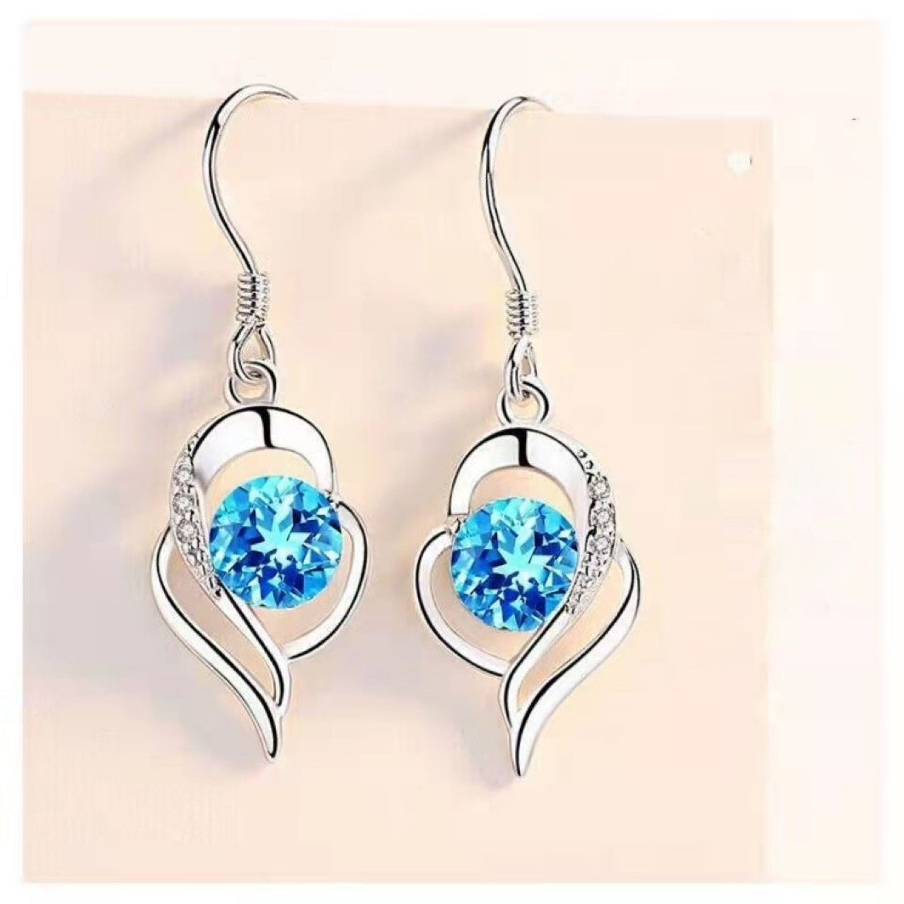 Elegant and simple heart-shaped earrings with micro-inlaid zircons