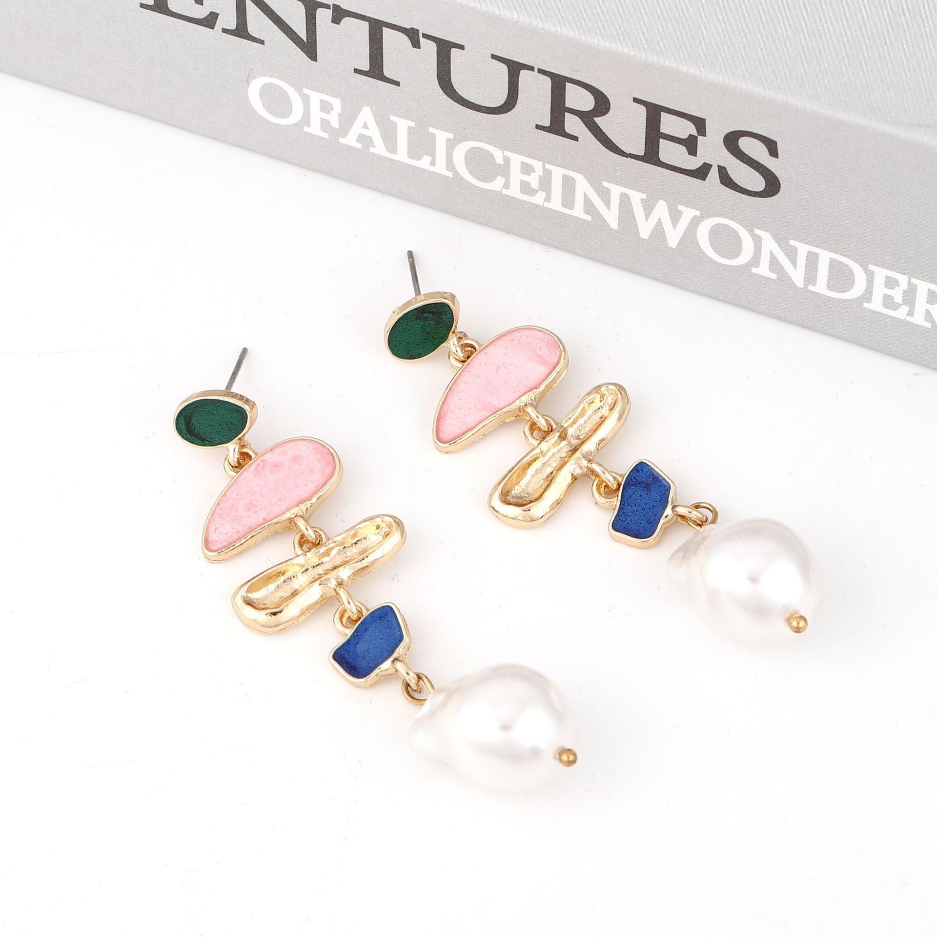 Geometric pearl-encrusted earrings, girly style, trendy and versatile