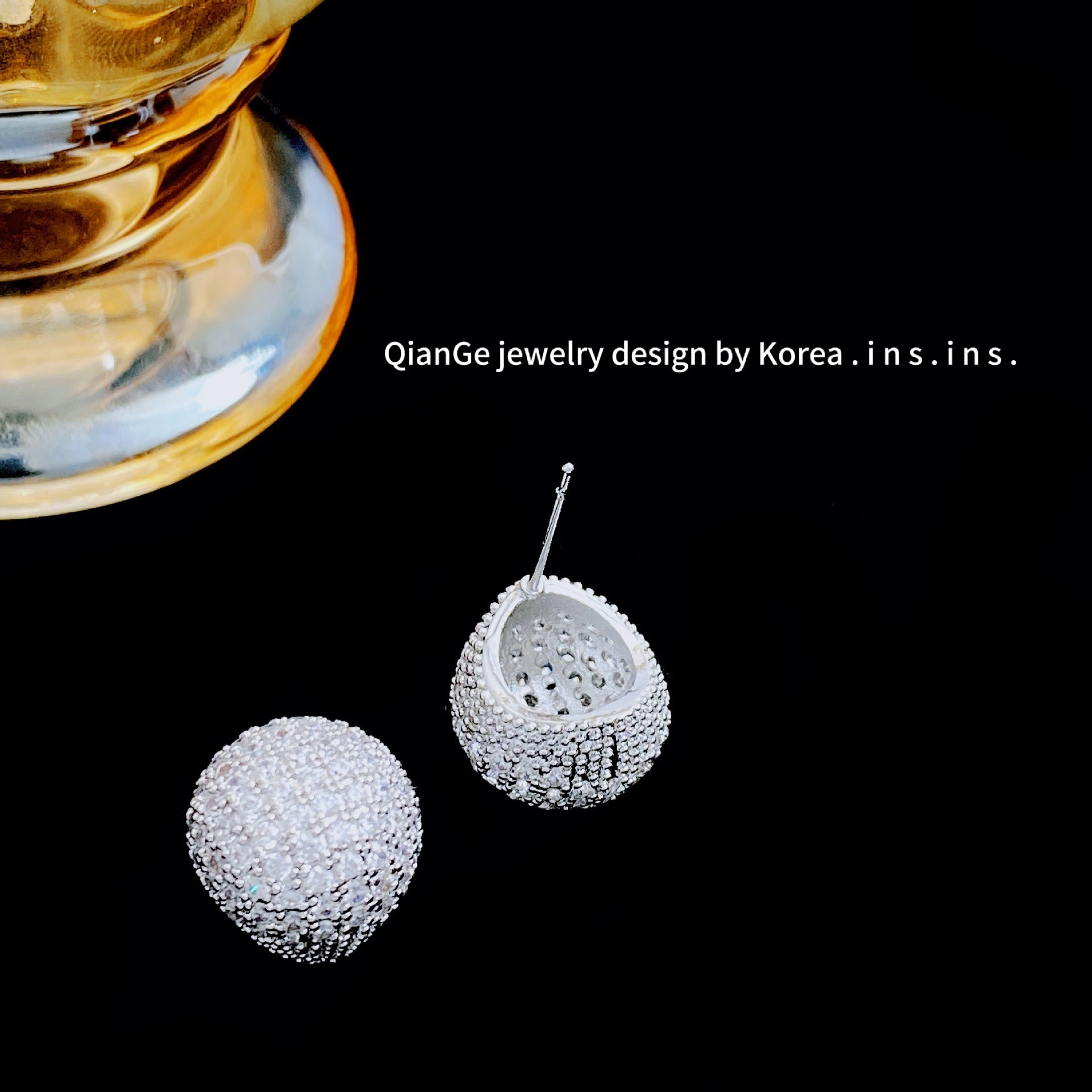 Ball head stud earrings, refined and versatile style