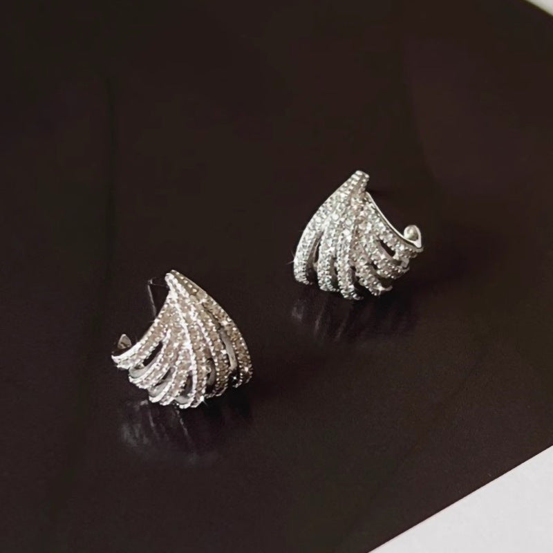 Feminine earrings with a versatile line design