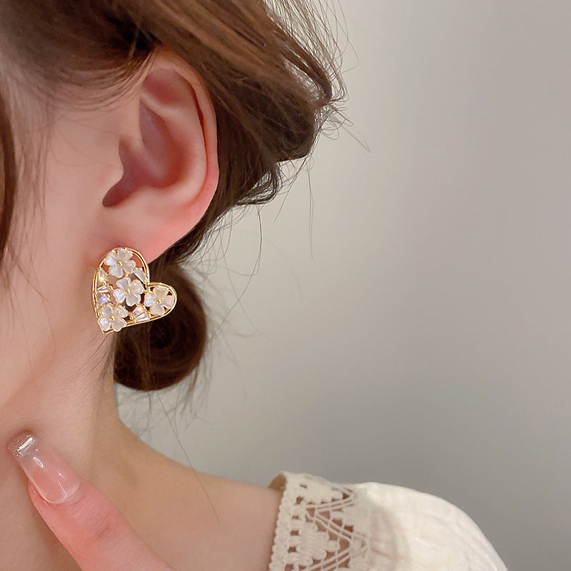 Earrings with an elegant and sophisticated design, inspired by delicacy