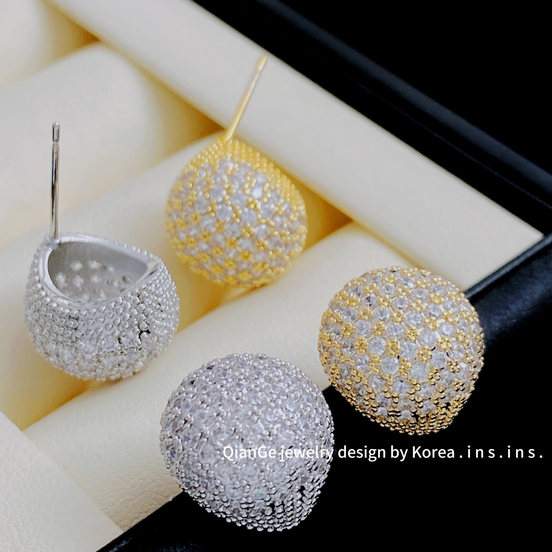 Ball head stud earrings, refined and versatile style