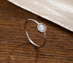 Retro ring with feminine style with opal and geometric design