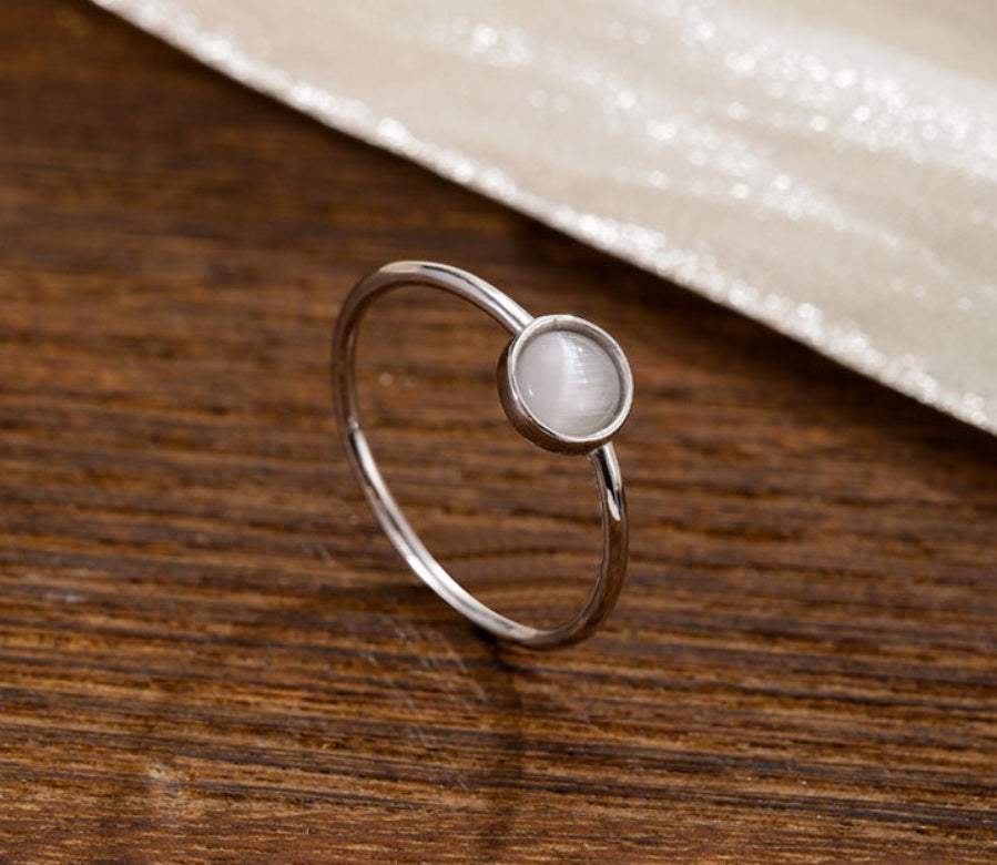 Retro ring with feminine style with opal and geometric design