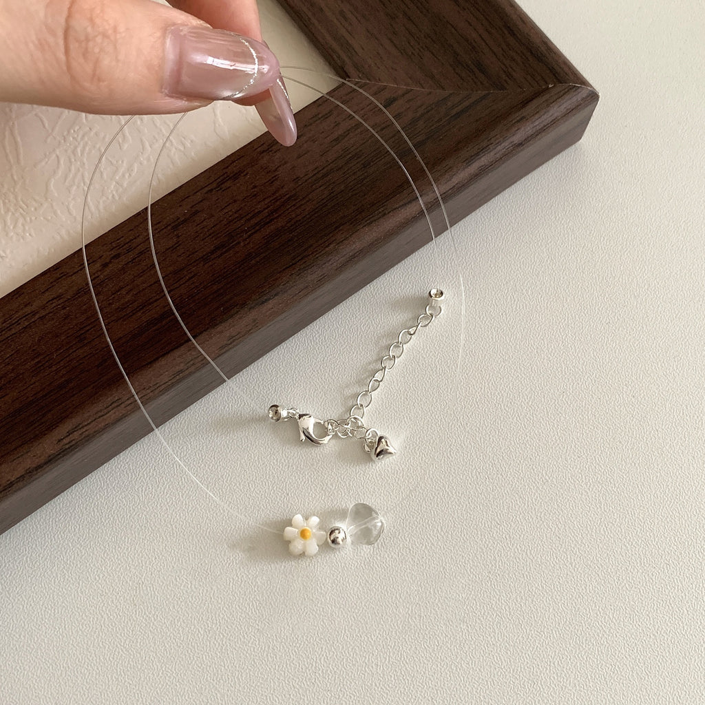 This women's necklace features a vibrant and delicate design, combining colorful yellow or blue beads with a hollow flower pendant.