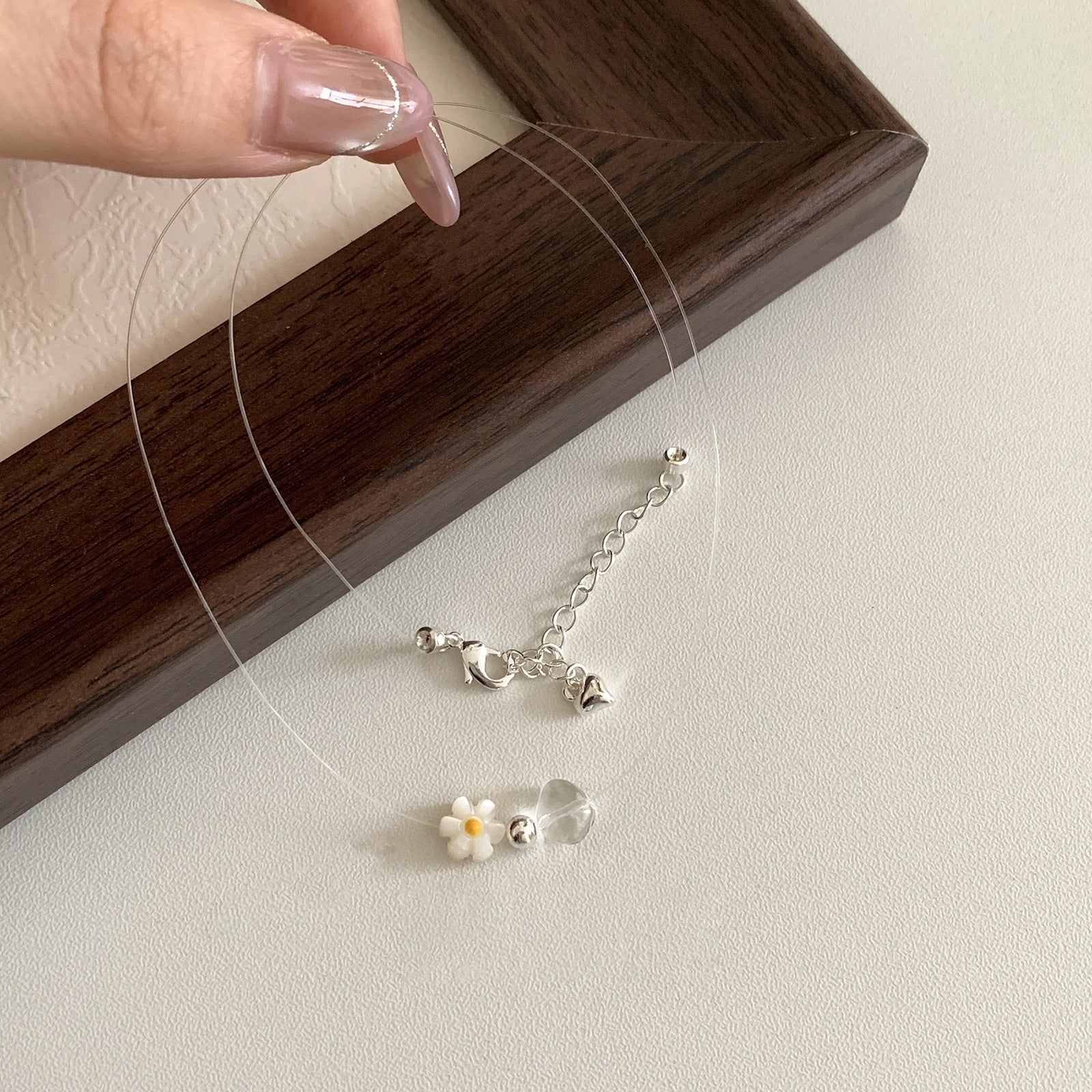 This women's necklace features a vibrant and delicate design, combining colorful yellow or blue beads with a hollow flower pendant.
