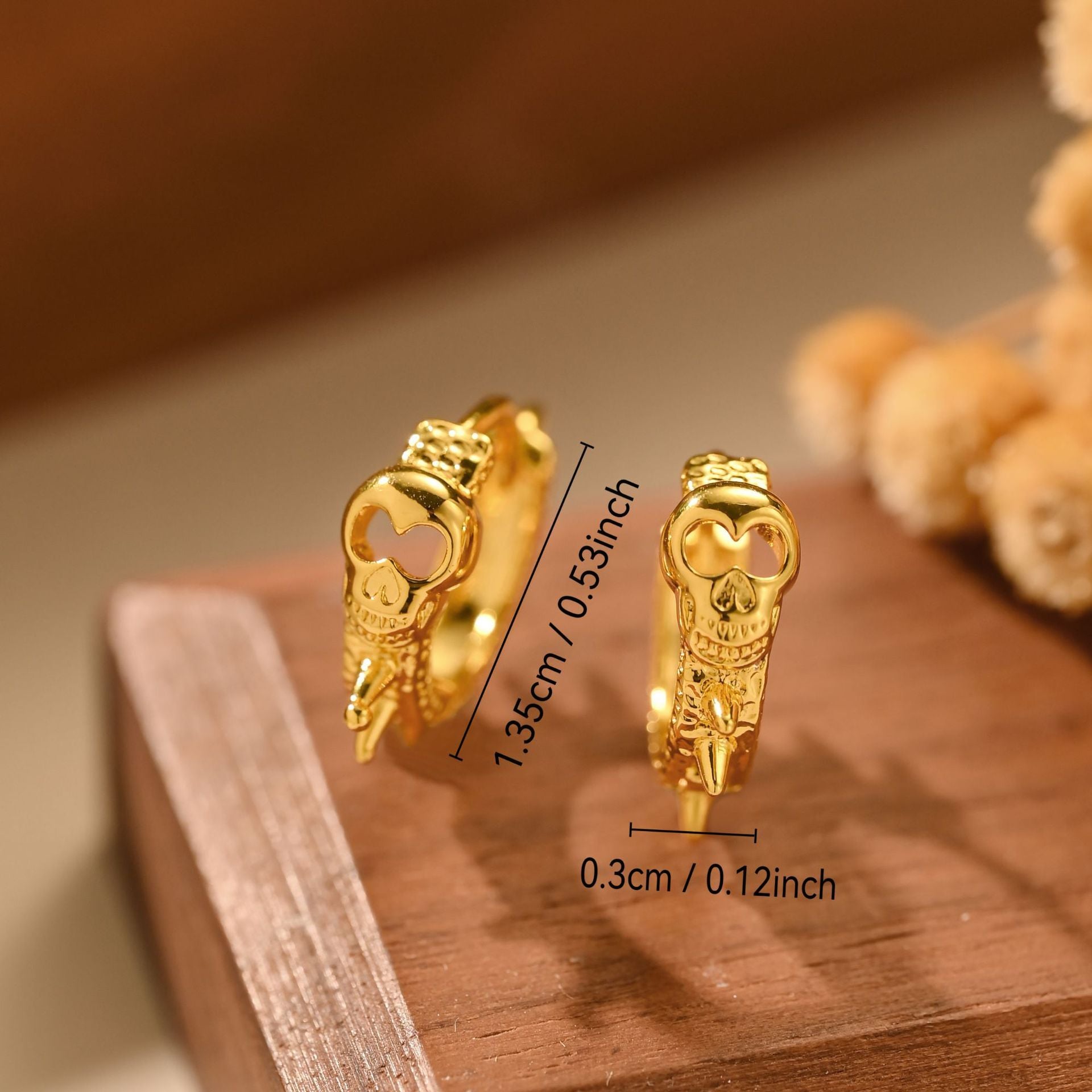 Personalized earrings with an advanced design inspired by retro style