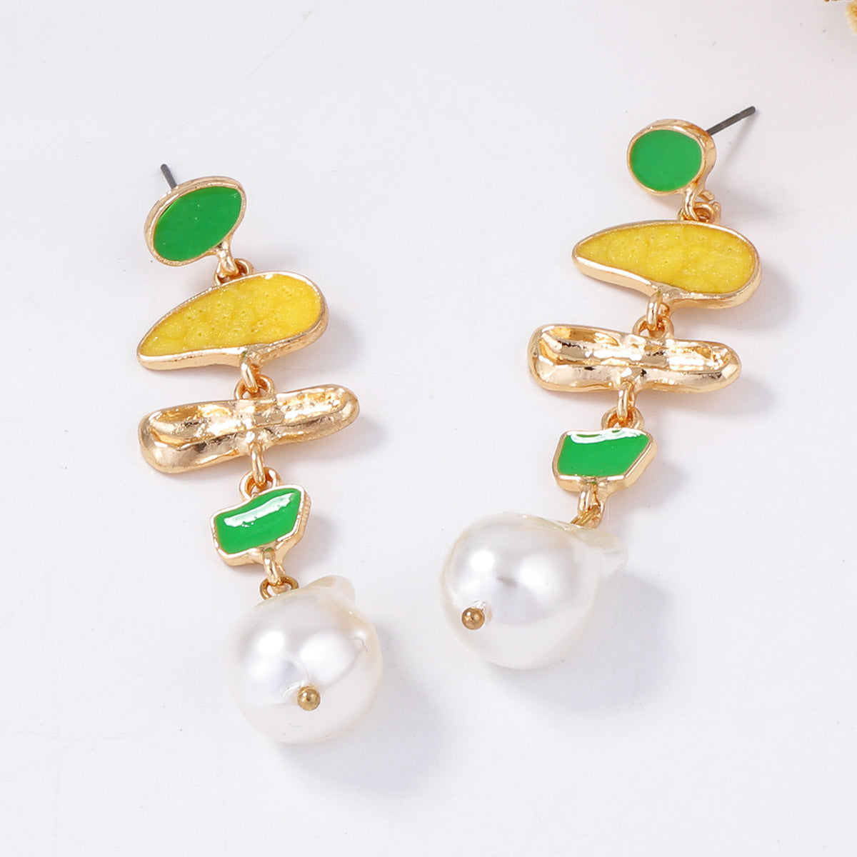 Geometric pearl-encrusted earrings, girly style, trendy and versatile
