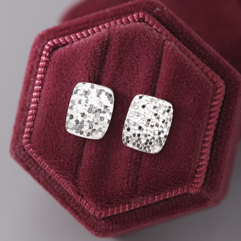 Square earrings in 925 silver, finely sculpted to evoke elegance